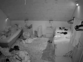 voyeurcam-julmodels-whitebed-3 live cam profile