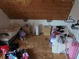 voyeurcam-julmodels-whitebed-3 webcam