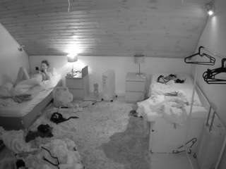 voyeurcam-julmodels-whitebed-3