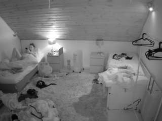 voyeurcam-julmodels-whitebed-3