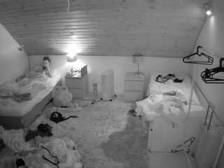 voyeurcam-julmodels-whitebed-3 live cam profile