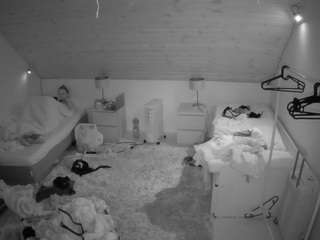 voyeurcam-julmodels-whitebed-3 webcam