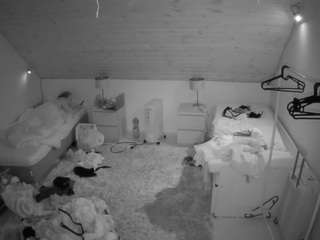 voyeurcam-julmodels-whitebed-3 camsoda