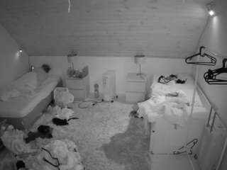 voyeurcam-julmodels-whitebed-3 webcam