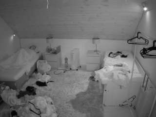voyeurcam-julmodels-whitebed-3 webcam