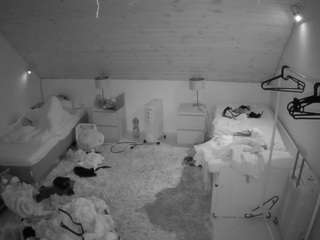 voyeurcam-julmodels-whitebed-3