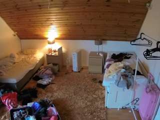 voyeurcam-julmodels-whitebed-3 webcam