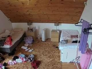 voyeurcam-julmodels-whitebed-3 webcam