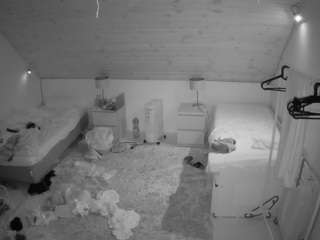voyeurcam-julmodels-whitebed-3 webcam