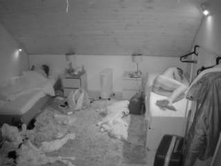 voyeurcam-julmodels-whitebed-3 webcam