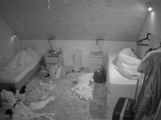 voyeurcam-julmodels-whitebed-3 camsoda