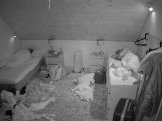 voyeurcam-julmodels-whitebed-3 webcam