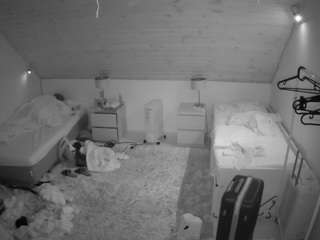 voyeurcam-julmodels-whitebed-3 webcam