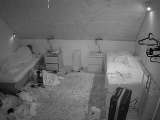 voyeurcam-julmodels-whitebed-3 webcam