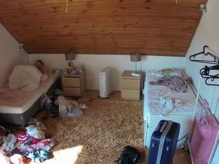 voyeurcam-julmodels-whitebed-3 webcam