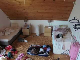 voyeurcam-julmodels-whitebed-3