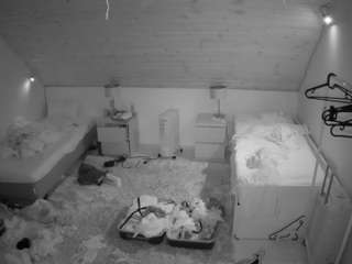 voyeurcam-julmodels-whitebed-3