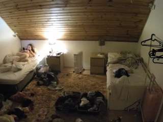 voyeurcam-julmodels-whitebed-3