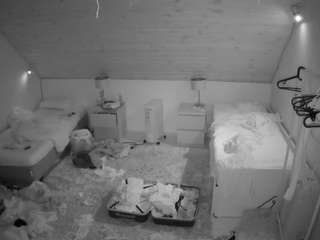 voyeurcam-julmodels-whitebed-3