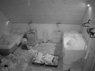 voyeurcam-julmodels-whitebed-3