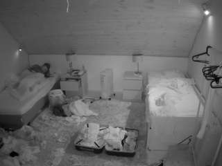 voyeurcam-julmodels-whitebed-3