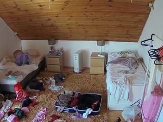 voyeurcam-julmodels-whitebed-3