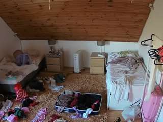 voyeurcam-julmodels-whitebed-3 webcam