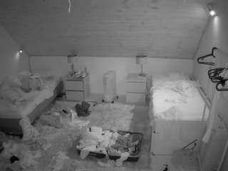 voyeurcam-julmodels-whitebed-3 webcam