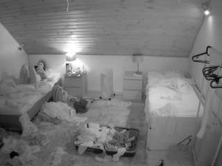 voyeurcam-julmodels-whitebed-3 webcam