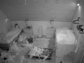 voyeurcam-julmodels-whitebed-3