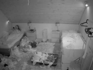 voyeurcam-julmodels-whitebed-3 webcam