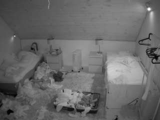 voyeurcam-julmodels-whitebed-3 webcam