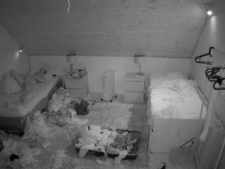 voyeurcam-julmodels-whitebed-3 webcam