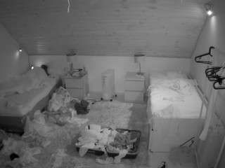 voyeurcam-julmodels-whitebed-3 webcam
