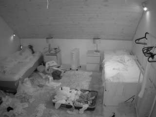 voyeurcam-julmodels-whitebed-3's CamSoda show and profile