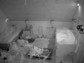 voyeurcam-julmodels-whitebed-3