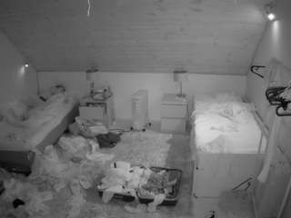 voyeurcam-julmodels-whitebed-3