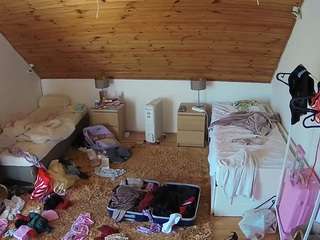 voyeurcam-julmodels-whitebed-3