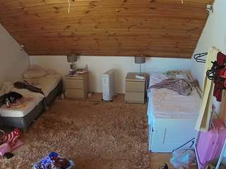 voyeurcam-julmodels-whitebed-3