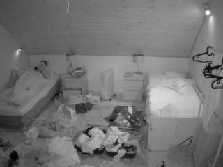 voyeurcam-julmodels-whitebed-3