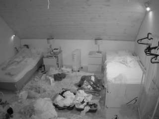 voyeurcam-julmodels-whitebed-3