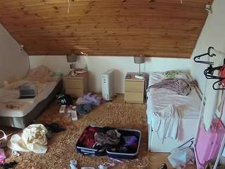 voyeurcam-julmodels-whitebed-3 webcam