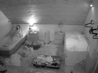 voyeurcam-julmodels-whitebed-3 webcam