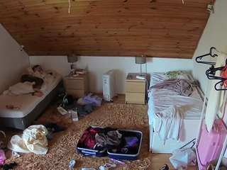 voyeurcam-julmodels-whitebed-3