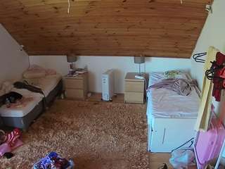 voyeurcam-julmodels-whitebed-3