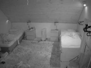 voyeurcam-julmodels-whitebed-3