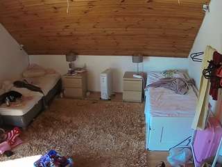 voyeurcam-julmodels-whitebed-3 webcam