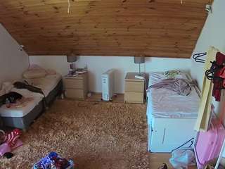 voyeurcam-julmodels-whitebed-3