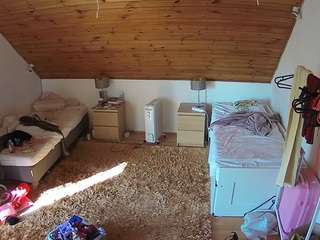 voyeurcam-julmodels-whitebed-3