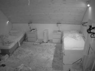 voyeurcam-julmodels-whitebed-3